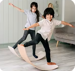 🎒 Játékos iskolafelkészítő gyakorlatok egyensúlyozó deszkával