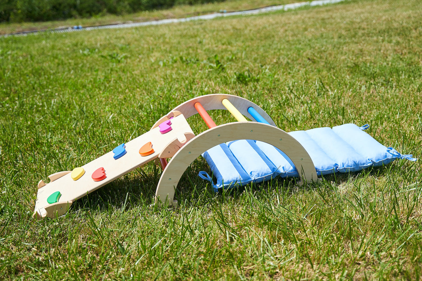 Montessori hinta / boltív mászórámpával és párnával (kicsi, élénk színek)