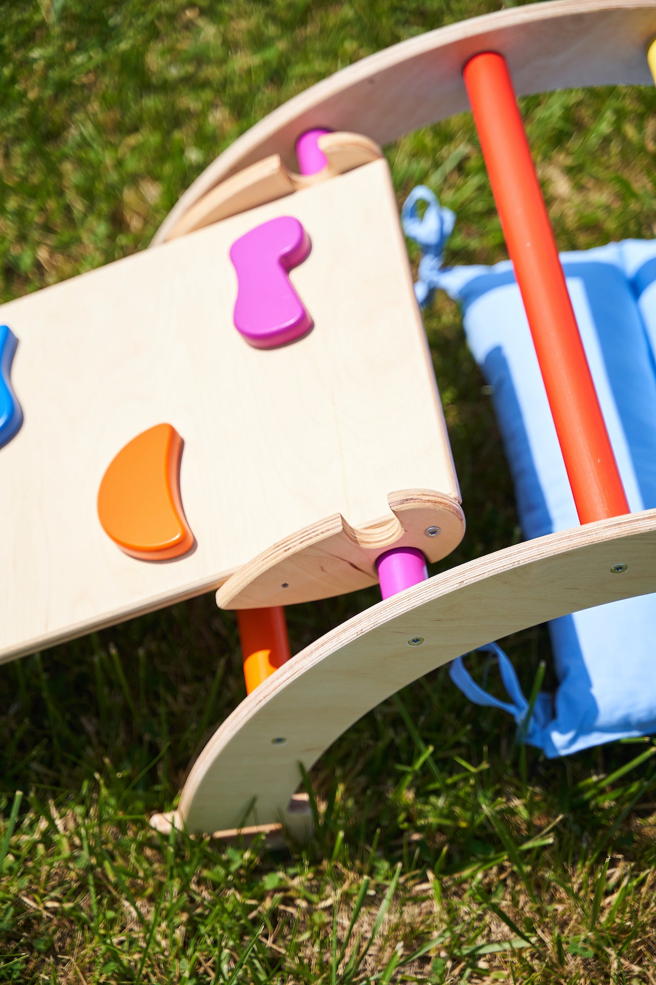 Montessori hinta / boltív mászórámpával és párnával (kicsi, élénk színek)