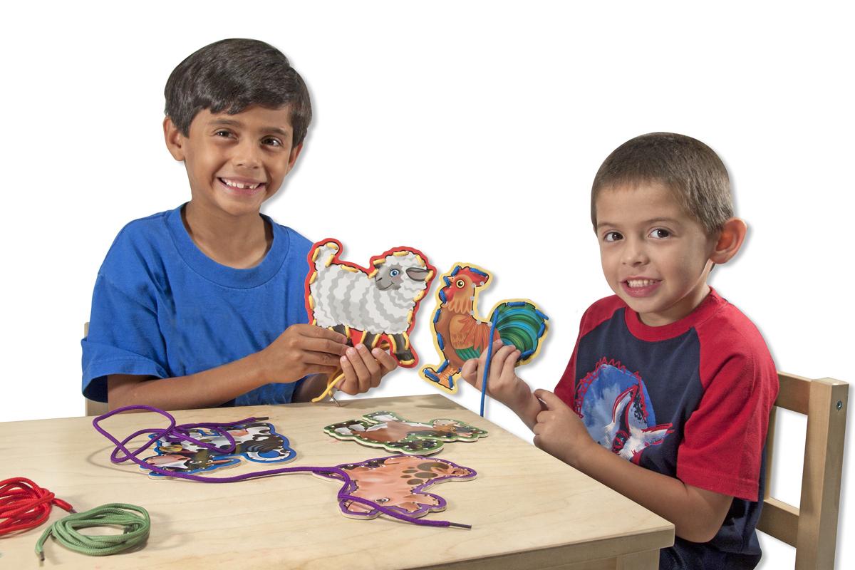 Melissa & Doug Fa készégfejlesztő játék, Fűzős farm