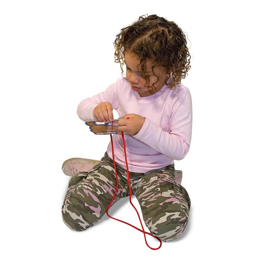 Melissa & Doug Fa készégfejlesztő játék, Fűzős kis kedvencek