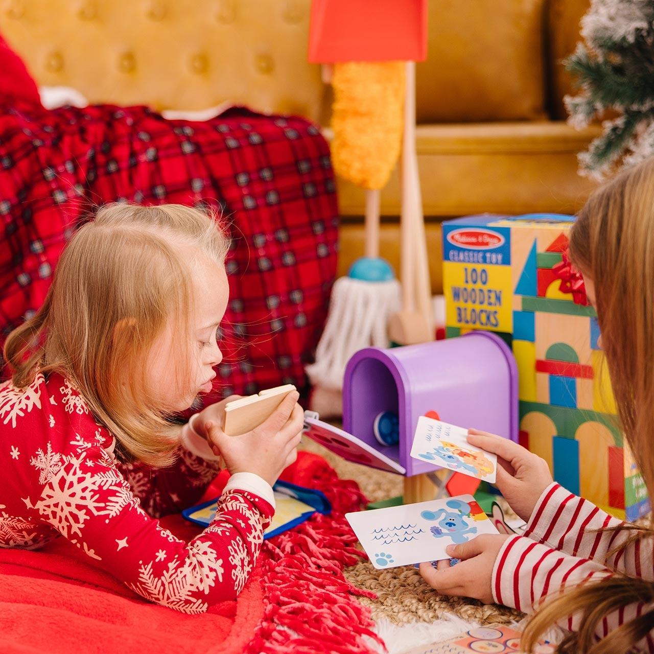 Melissa & Doug készségfejlesztő játék, Azúrkék nyomok és te - fa postaláda készlet