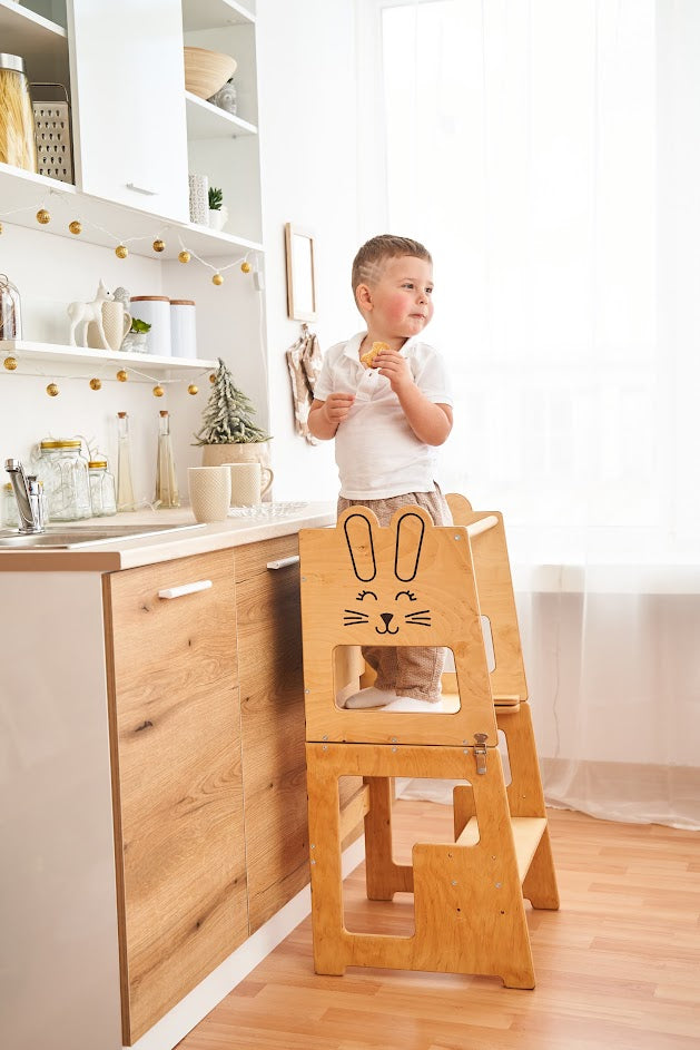 Učebnú vežu 2v1 Montessori je možné prerobiť na stôl a stoličku - Bunny