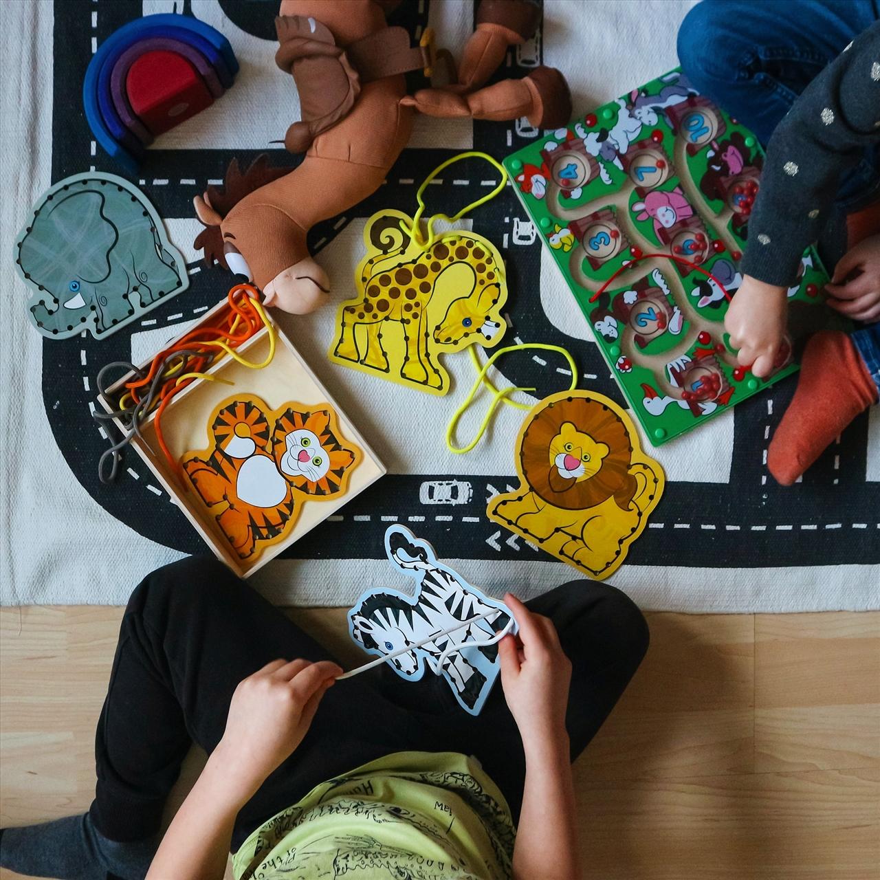 Melissa & Doug Fa készégfejlesztő játék, Fűzős vadállatok